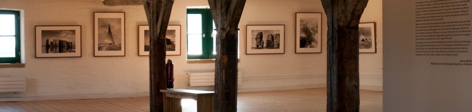 An den Wänden der Galerie im Vegesacker Geschichtenhaus hängen verschiedene Bilder.